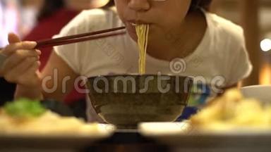 4K亚洲女人用棍子吃<strong>牛肉</strong>面，餐馆中餐